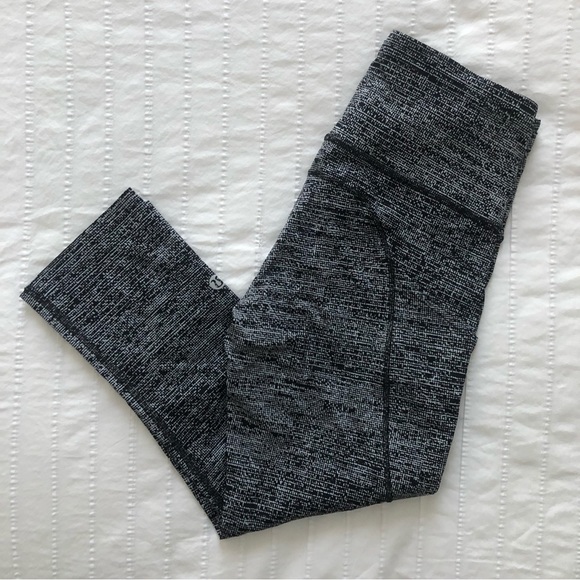 Like new black and white speckled Lululemon cropped leggings size 4 - Picture 2 of 4